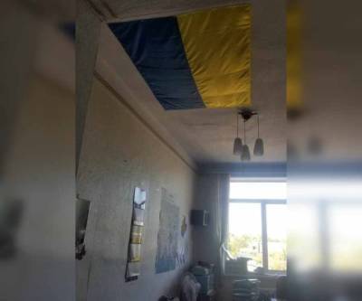 В Николаевской администрации дырку в потолке закрыли флагом