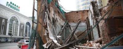 В Екатеринбурге возле ТРЦ “Гринвич” рухнуло старинное здание купеческой усадьбы