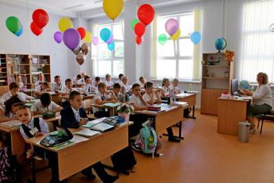 В луцких школах просят запретить поздравлять мальчиков с 14 октября, а девочек - с 8 Марта