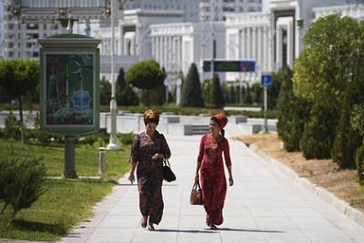 В Туркмении полиция начала запрещать парням и девушкам сидеть вместе на лавочках
