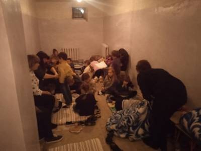 В Донбассе воспитатели и медики спускали детей в подвал под огнём...