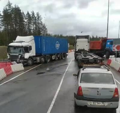 На «Скандинавии» столкнулись грузовик Scania и самосвал — видео