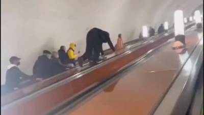 «Человек-паук»: взбирающегося по перилам эскалатора мужчину заметили в московском метро