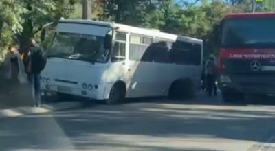 Одесская маршрутка "рассыпалась" на ходу, видео: "пассажирам пришло добираться пешком"