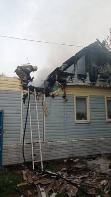 Девять человек около получаса тушили загоревшийся дом в Трусовском районе Астрахани