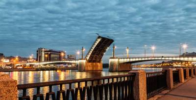 Катер с пассажирами врезался в мост и затонул в Петербурге
