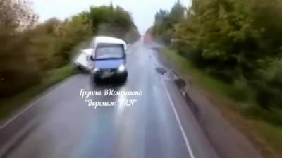 Воронежцы сняли на видео момент столкновения «Газели» с двумя фурами