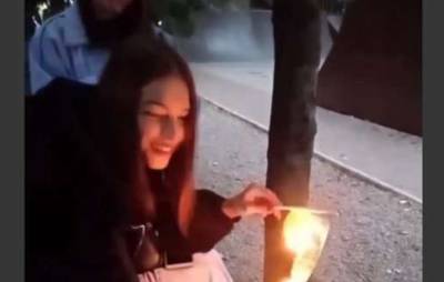 Полиция открыла дело на школьницу, которая сожгла флаг Украины
