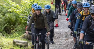 Кейт Миддлтон прокатилась на горном велосипеде и спустилась со скалы: видео приключений герцогини