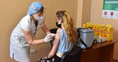 В Украине введут обязательную вакцинацию для госслужащих и учителей (видео)