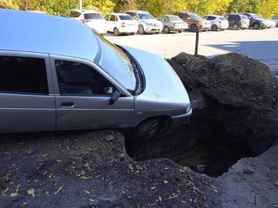 В Миассе около станции скорой помощи автомобиль провалился в яму
