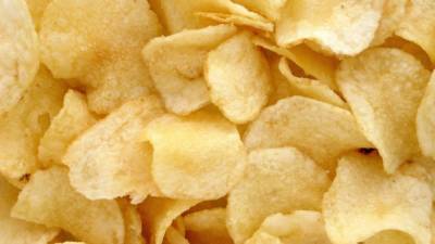 Поставщики чипсов заявили о возможном дефиците из-за нехватки картофеля