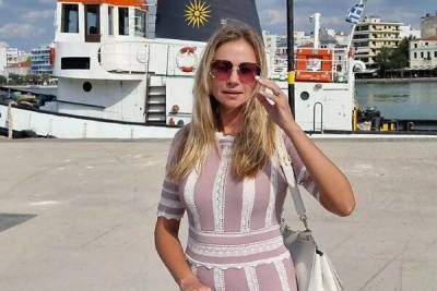 «Платье, как у Гурченко»: Миронова показала, как отдыхает с мужем и сыном в Греции