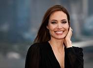 Вечная классика: Анджелина Джоли показала стильное пальто на осень 2021