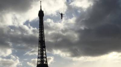 В Париже экстремал прошел по канату между Эйфелевой башней и театром на 70-метровой высоте