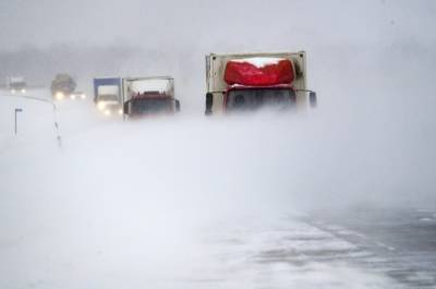 Более 20 большегрузов застряли на заснеженной дороге на Чукотке