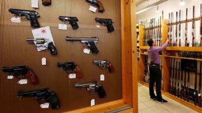 Махонин предложил ужесточить правила обращения с оружием