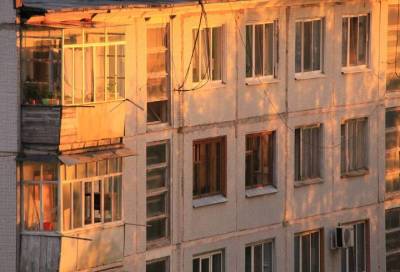 В Петербурге мужчина зарезал супругу и выбросил тело с 13 этажа