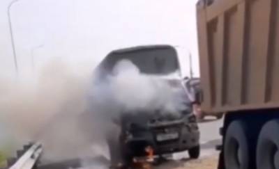 В Тюмени очевидцы помогли потушить загоревшуюся машину, закидав пламя песком