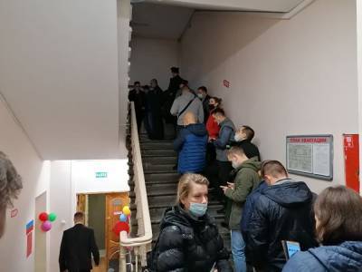 В Петербурге на некоторых участках на выборах в Госдуму и Заксобрание — столпотворение
