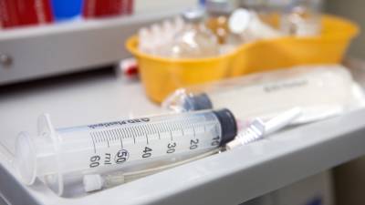Эпидемиолог Бурцева посоветовала пенсионерам сделать две прививки осенью