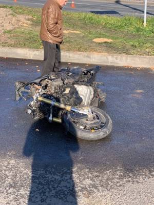 В Петербурге мотоциклист с пассажиром на скорости влетели в Mitsubishi Pajero — видео