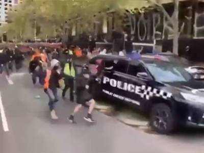 Акции протеста против ковид-ограничений переросли в беспорядки в Мельбурне