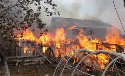 В казанском поселке Борисково загорелись три дома