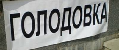 Курьезы. В Мелитополе мужчина объявил голодовку и спит под дверью любимой (фото)