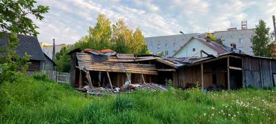 Жильцы дома в Петрозаводске пожаловались, что их дрова увезли как мусор, власти исправят ошибку