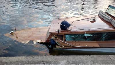В Петербурге прогулочный катер столкнулся с опорой моста и затонул
