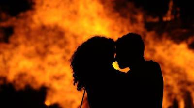 Зажгли вечеринку: гости и молодожены сбежали со свадьбы, когда там стало "жарко" - видео