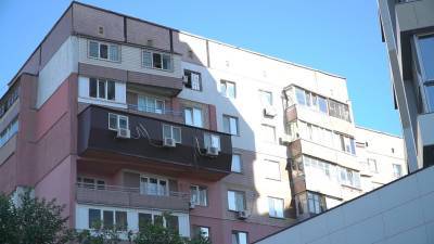 В Днепре жители многоэтажки установили балкон, напоминающий гроб (фото)