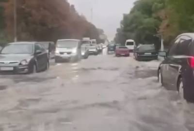 Одессу топит проливным дождем, видео несчастья: "реки на улицах и "душ" в маршрутках"