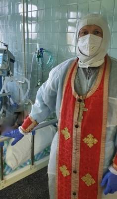 Сыктывкарский священник причастил в «красной зоне» пациентку с коронавирусом