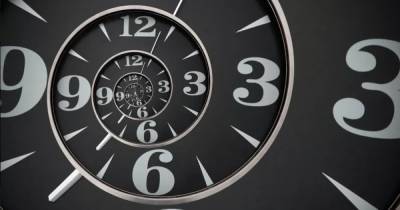 Ученые рассказали, почему время движется вперед и может ли оно закончиться