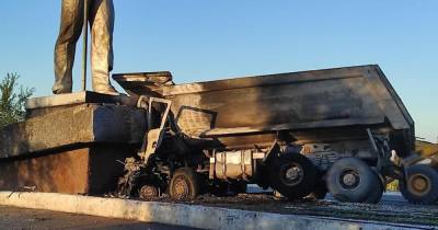 В Мариуполе грузовик врезался в памятник Сталевару (ФОТО)