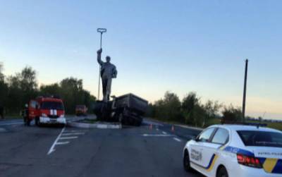 В Мариуполе грузовик врезался в памятник и загорелся: водитель погиб на месте. ФОТО