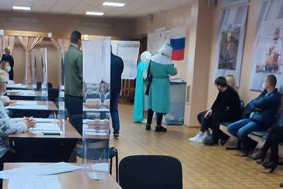 В Брянске проголосовали на выборах в Госдуму Дед Мороз и Снегурочка