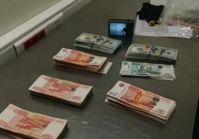 В Пулково пассажир пытался провезти с собой более 46 тысяч долларов