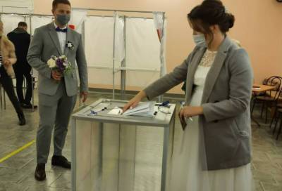 В Подпорожье на избирательный участок пришли молодожены прямо в день свадьбы