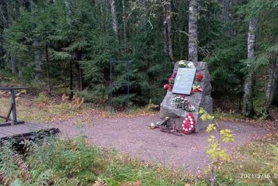 Вандалы вновь уничтожили стенд с фото и письмами погибших танкистов при Куутерселькя