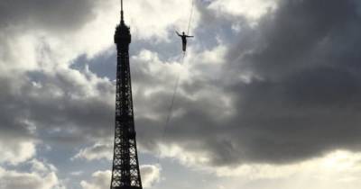 Француз прошел по канату между Эйфелевой башней и театром на высоте 70 метров (ФОТО, ВИДЕО)