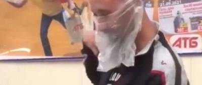Украинец надел пакет вместо маски в магазине: его высмеяли в сети