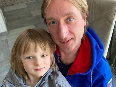 «А ребенка не жалко?»: Плющенко показал тренировку 8-летнего сына со сломанной рукой