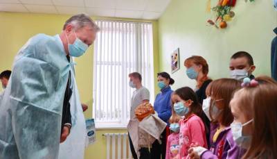 Пациентов Гродненской областной детской клинической больницы поздравили с Днем народного единства и вручили им ароматный символ единения белорусов