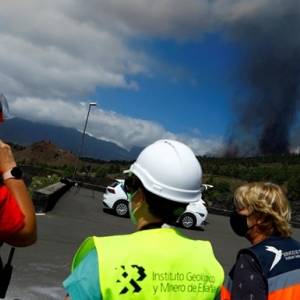 На острове в Испании начал извергаться вулкан. Фото