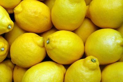 Врач рассказал, чем лимоны могут быть опасны при простуде