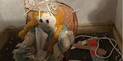 Типичная кукла с хоррора. В Британии мужчина купил дом, в стене которого нашел куклу с запиской
