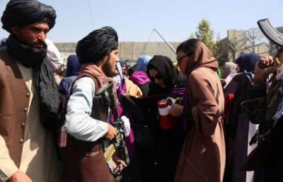 В Кабуле талибы запретили женщинам вход в Министерство по делам женщин